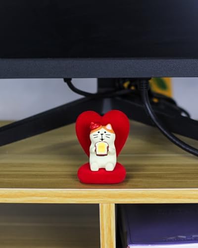Mevodeata Cute Mini Cat Eating Toast Bread Figurine with Small Sofa Resin Figure for Office Home Decor for Cat Lovers (Love Shaped Sofa) - Image 3