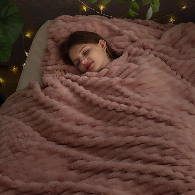 NEWCOSPLAY Fleece Ribbed Cozy King Blanket - Image 2