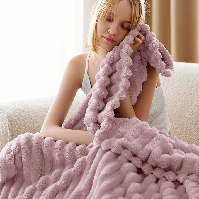 Bedsure Soft Pink Throw Blanket - Image 4