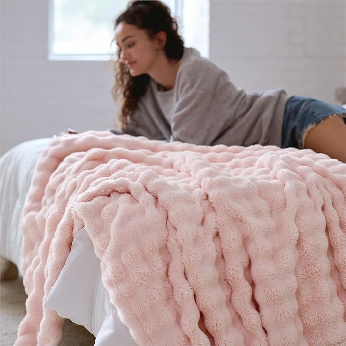 Bedsure 3D Fleece Bubble Blankets - Image 4