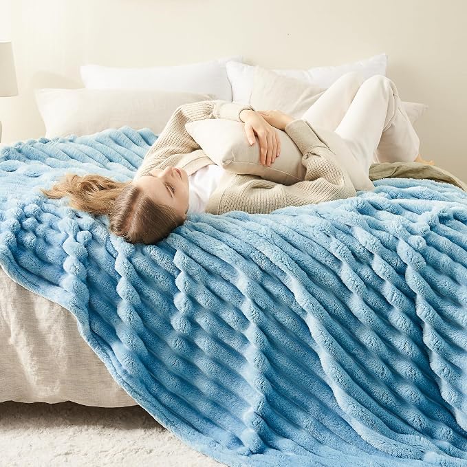 NEWCOSPLAY Fleece Ribbed Cozy Queen Blanket - Image 3