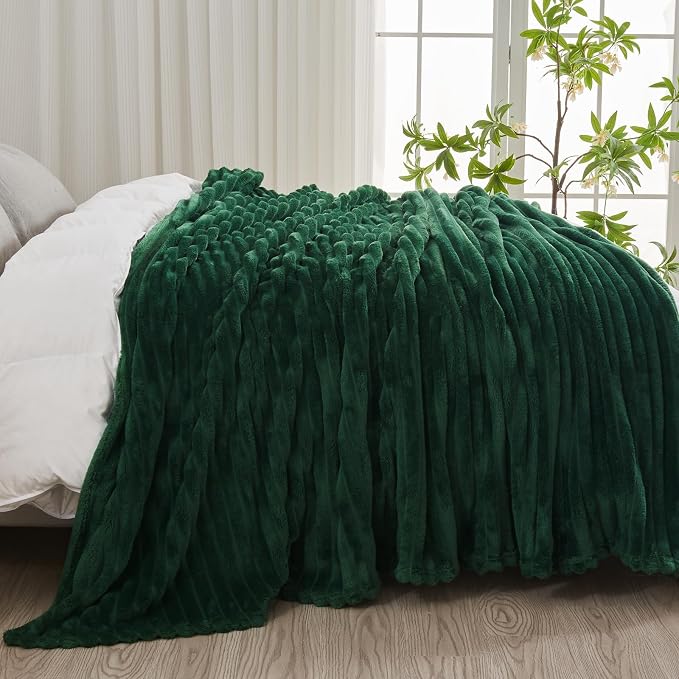 NEWCOSPLAY Fleece Ribbed Cozy Queen Blanket - Image 4