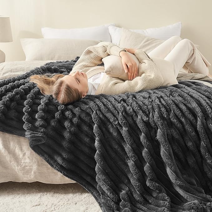NEWCOSPLAY Fleece Ribbed Cozy King Blanket - Image 3