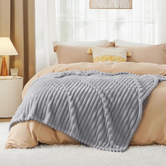 Bedsure Soft Light Grey Throw Blanket - Image 7