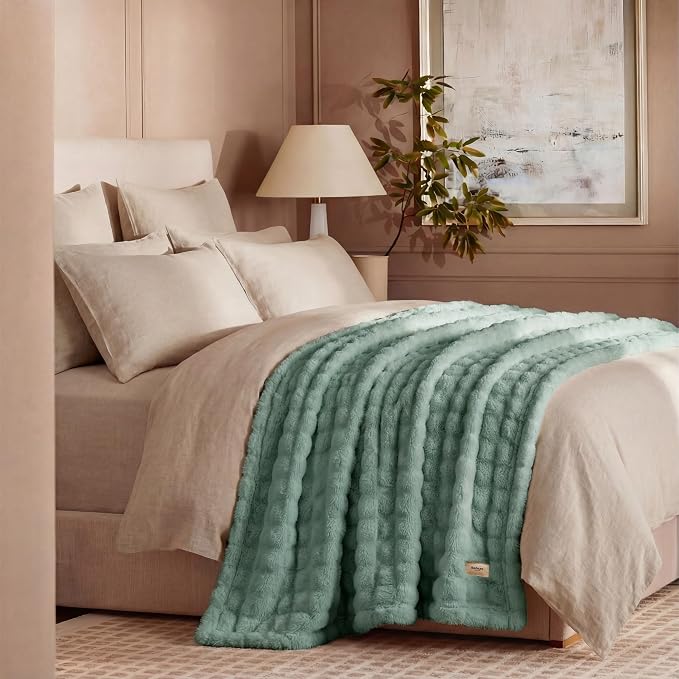Bedsure 3D Fleece Bubble Blanket - Image 4