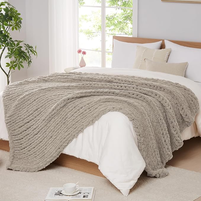 L'AGRATY Chunky Knit Throw Blanket by LAGRATY