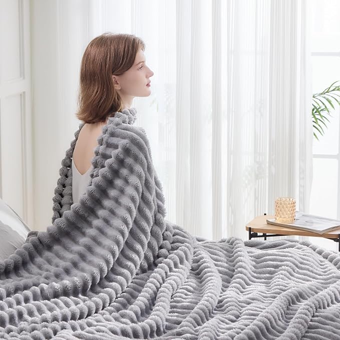 NEWCOSPLAY Fleece Ribbed Cozy King Blanket - Image 3