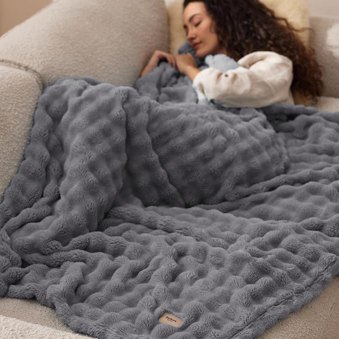 Bedsure 3D Fleece Bubble Blanket - Image 8