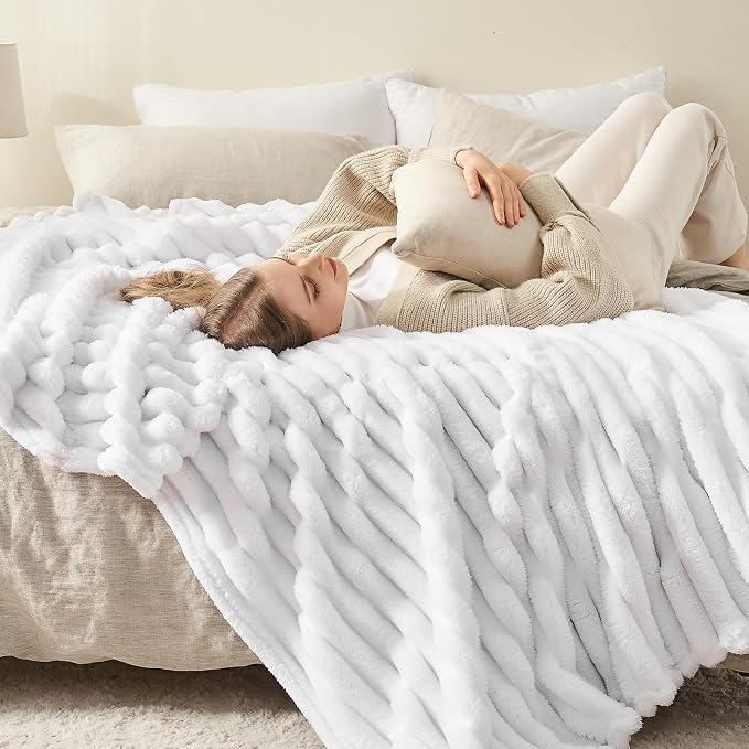 NEWCOSPLAY Fleece Ribbed Cozy King Blanket - Image 3
