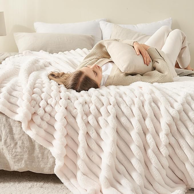 NEWCOSPLAY Fleece Ribbed Cozy Twin Blanket - Image 4