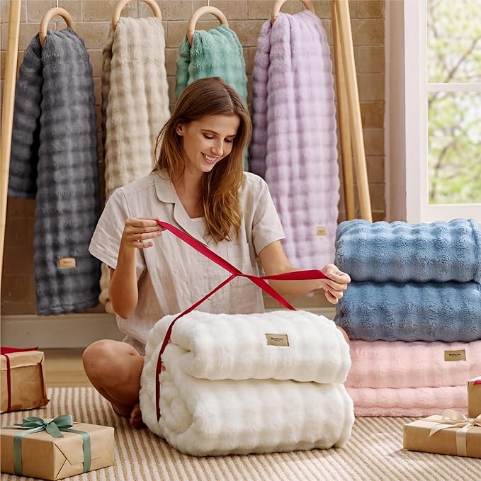 Bedsure 3D Fleece Bubble Blanket - Image 5