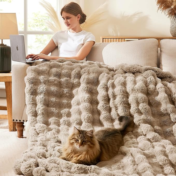 L'AGRATY Faux Rabbit Fur Throw Blanket - Image 5