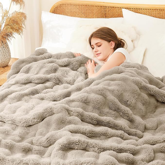 L'AGRATY Faux Rabbit Fur Throw Blanket - Image 5