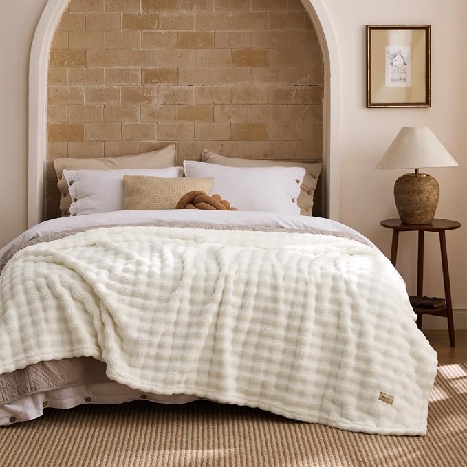 Bedsure Queen Size Blanket 3D Fleece Bubble Queen Blankets - Image 8