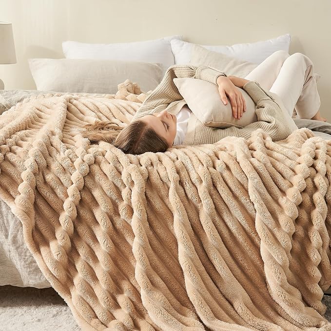 NEWCOSPLAY Fleece Ribbed Cozy Queen Blanket - Image 3